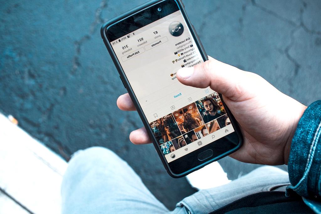 Smartphone with augmented reality interface